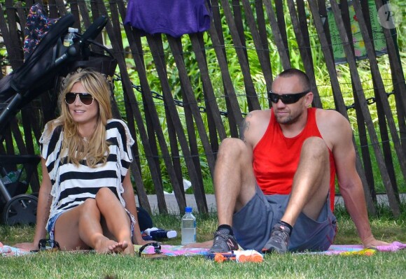 Heidi Klum, son petit ami Martin Kirsten et ses enfants Leni et Henry se détendent dans un parc à New York, le 30 juin 2013.
