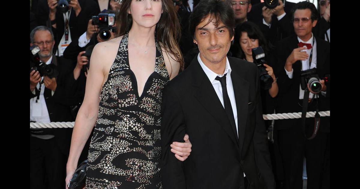 yvan attal et charlotte gainsbourg yvan n a pu resister au charme de la ravissante et longiligne charlotte purepeople