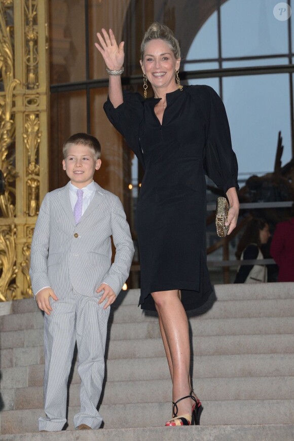 Sharon Stone et son fils Roan - Arrivée pour le dîner organisé au Petit Palais par Fendi afin de célébrer l'ouverture de leur nouvelle boutique, située au 51 avenue Montaigne à Paris, et l'exposition The Glory of Water, qui regroupe des photos réalisées par Karl Lagerfeld, le 3 juillet 2013.