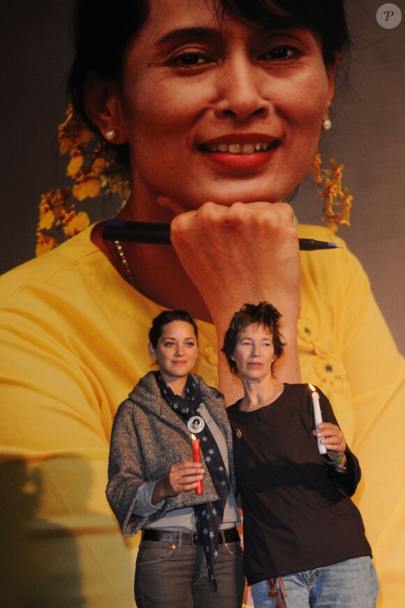 Marion Cotillard et Jane Birkin lors d'une veille pour Aung San Suu Kyi à Paris le 6 octobre 2009