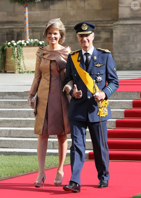 Le prince Philippe de Belgique et la princesse Mathilde de Belgique à la sortie de la cathédrale Notre-Dame de Luxembourg après le mariage religieux du prince Guillaume de Luxembourg et de la comtesse Stephanie de Lannoy à Luxembourg, le 20 octobre 2012.
