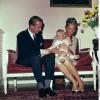 Archives - Le futur roi Albert II de Belgique avec sa femme Paola et leur fils aîné le prince Philippe, en 1961.