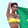 Exclusif - Raica Oliveira, craquante en bikini, prend la pose au cours d'une séance photo à Hawaï. Le 30 juin 2013.