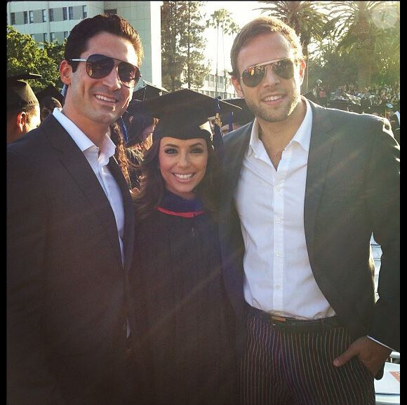 Eva Longoria et Ernesto Arguello (à droite) lors de la cérémonie de remise de diplôme de son Master's Degree à la California State University à Northridge en Californie, le 22 mai 2013.