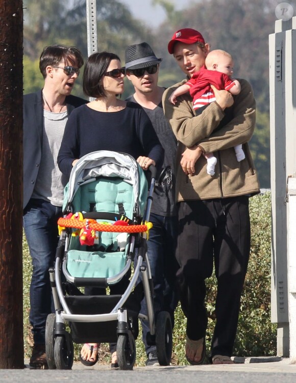 Neve Campbell, son petit ami J.J Feild et leur fils Caspian se promènent à Los Angeles, le 21 novembre 2012.