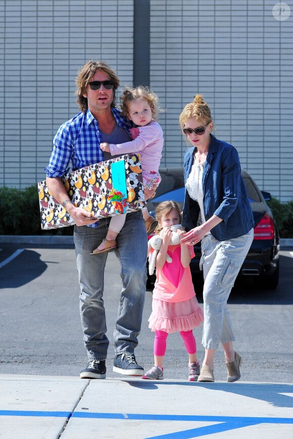 Nicole Kidman et Keith Urban avec leurs filles Sunday Rose et Faith Margaret à Los Angeles, le 4 mai 2013.