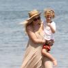 Ashlee Simpson se promène sur la plage de Los Angeles avec son fils, le 30 juin 2013.
