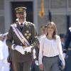 Le prince Felipe et la superbe princesse Letizia assistent à une parade militaire à Saragosse le 5 juillet 2013.