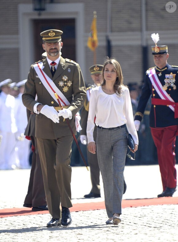Le prince Felipe et la superbe princesse Letizia assistent à une parade militaire à Saragosse le 5 juillet 2013.