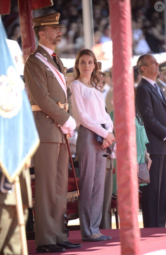 Le prince Felipe et la princesse Letizia, toujours aux côtés de son mari, assistent à une parade militaire à Saragosse le 5 juillet 2013.