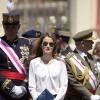 La belle princesse Letizia assiste à une parade militaire à Saragosse le 5 juillet 2013.