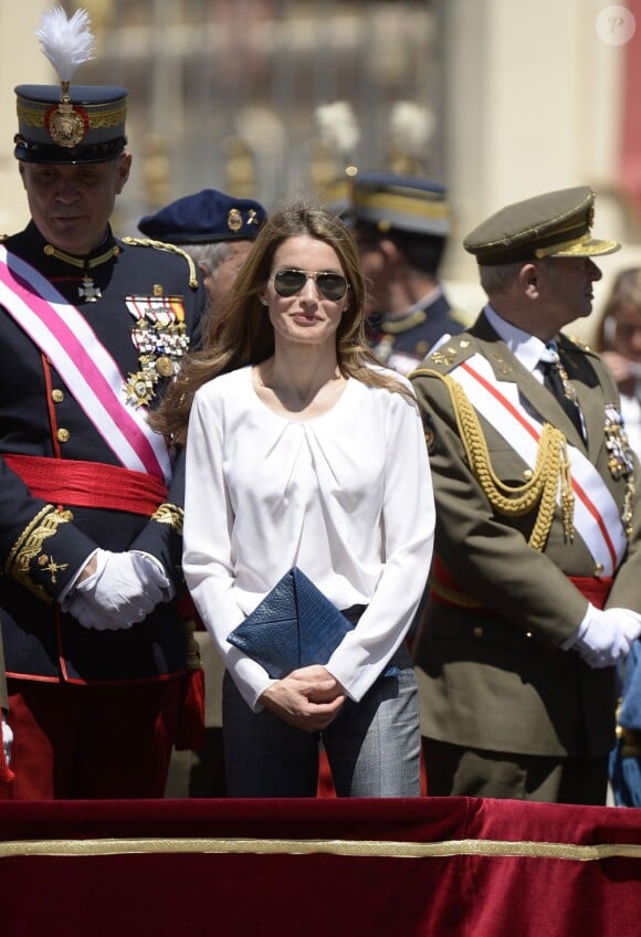 La belle princesse Letizia assiste à une parade militaire à Saragosse le 5 juillet 2013.
