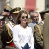 Le prince Felipe et la princesse Letizia très souriante assistent à une parade militaire à Saragosse le 5 juillet 2013.