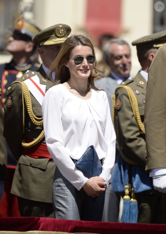 Le prince Felipe et la princesse Letizia très souriante assistent à une parade militaire à Saragosse le 5 juillet 2013.