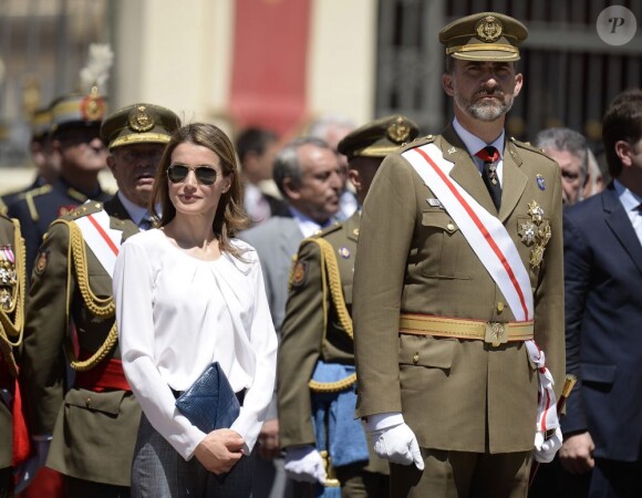 Le prince Felipe et la princesse Letizia, toujours aussi amoureux, assistent à une parade militaire à Saragosse le 5 juillet 2013.