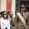 Le prince Felipe d'Espagne et la princesse Letizia assistent à une parade militaire à Saragosse le 5 juillet 2013.
