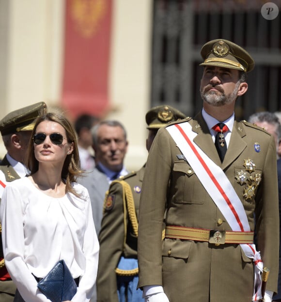 Le prince Felipe d'Espagne et la princesse Letizia assistent à une parade militaire à Saragosse le 5 juillet 2013.