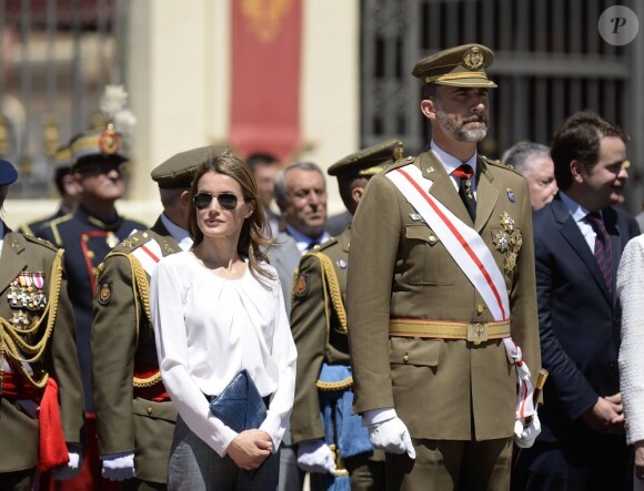 Le prince Felipe et la princesse Letizia assistent à une parade militaire à Saragosse le 5 juillet 2013.