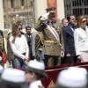 Le prince Felipe et la princesse Letizia assistent à une parade militaire à Saragosse le 5 juillet 2013.