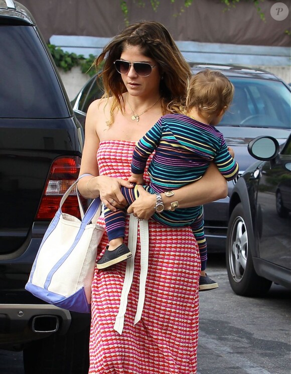 L'actrice Selma Blair et son fils Arthur à Studio City le 5 juillet 2013.