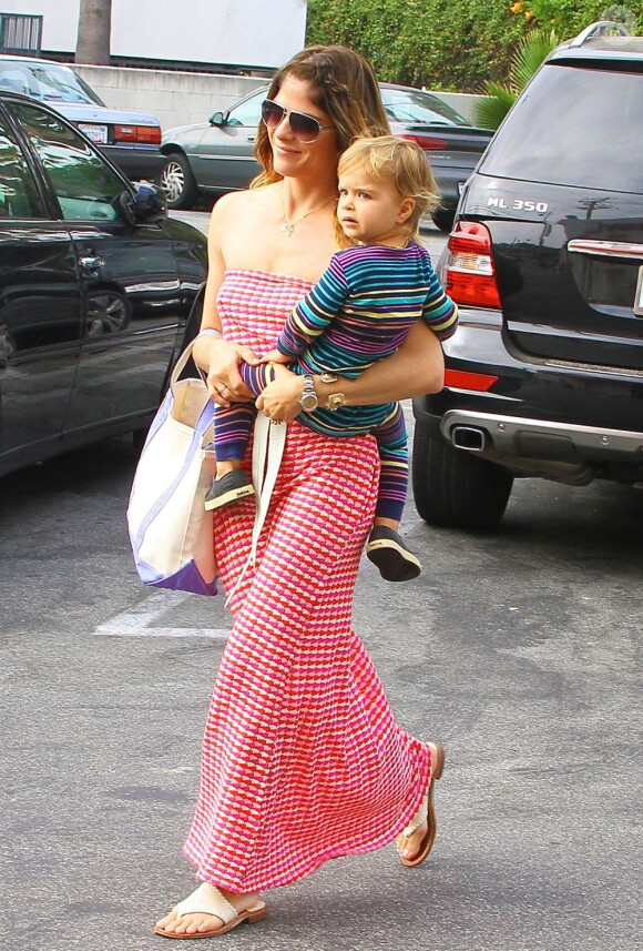 Selma Blair et son fils Arthur à Studio City le 5 juillet 2013.