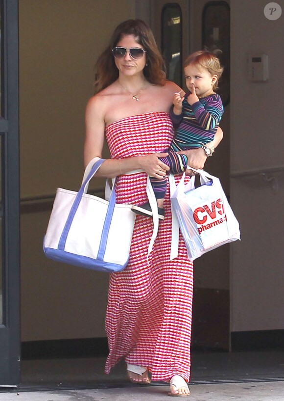 La comédienne Selma Blair et son fils Arthur à Studio City le 5 juillet 2013.