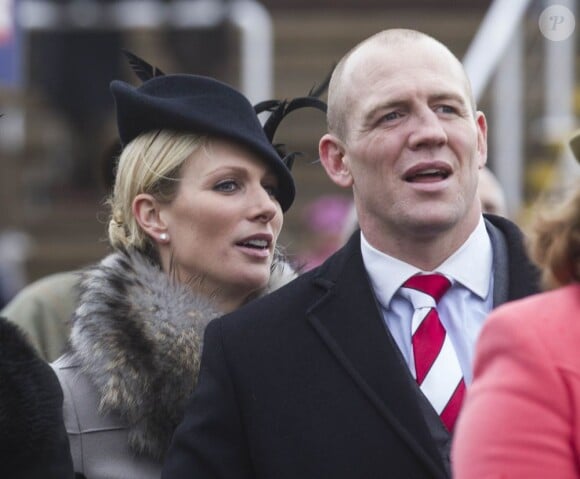 Zara Tindall et son mari Mike Tindall au festival de Cheltenham le 15 mars 2013. Buckingham Palace a annoncé le 8 juillet que la petite-fille de la reine Elizabeth II attend son premier enfant pour le début d'année 2014.