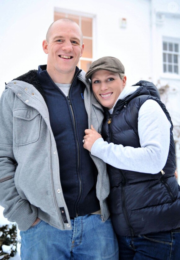 Zara Phillips et Mike Tindall à Cheltenham fin 2010 après l'annonce de leurs fiançailles. Buckingham Palace a annoncé le 8 juillet que le couple attend un bébé, son premier enfant, pour le début d'année 2014.