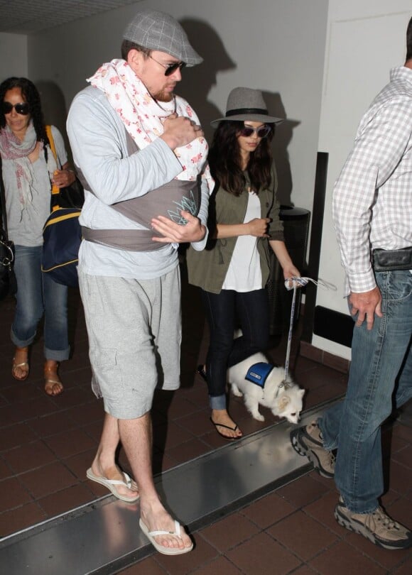 Channing Tatum quitte Los Angeles en compagnie de sa femme Jenna Dewan, de leur fille Everly et de leur chien, le 7 juillet 2013.