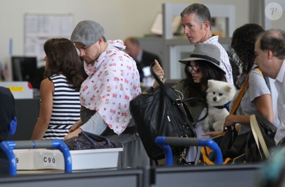 Channing Tatum en compagnie de sa femme Jenna Dewan de leur fille Everly et de leur chien à Los Angeles, le 7 juillet 2013.