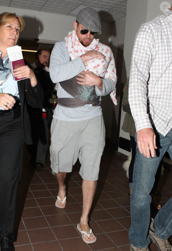Channing Tatum quitte Los Angeles pour Vancouver avec sa femme Jenna Dewan, leur fille Everly et leur chien, le 7 juillet 2013.