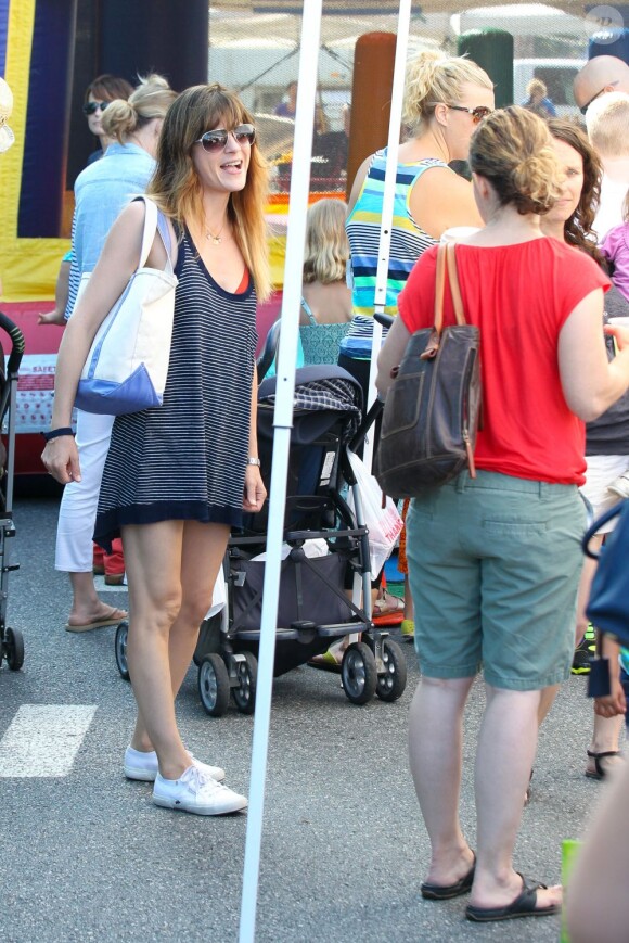 Selma Blair a passé la journée du dimanche 7 juillet 2013 avec son ex-compagnon Jason Bleick et leur fils Arthur, au Farmers Market de Studio City à Los Angeles. Au programme : tour en train, château gonflable et découverte des animaux de la ferme.