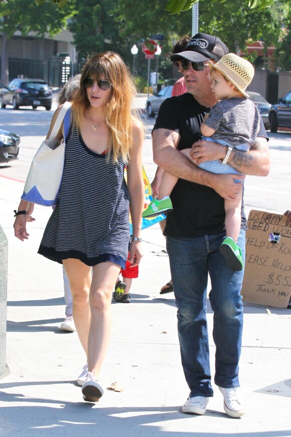 Selma Blair a passé la journée du dimanche 7 juillet 2013 avec son ex-compagnon Jason Bleick et leur fils Arthur, au Farmers Market de Studio City à Los Angeles. Au programme : tour en train, château gonflable et découverte des animaux de la ferme.