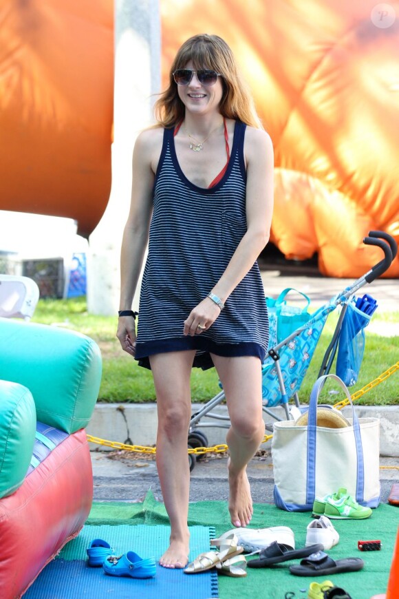 Selma Blair a passé la journée du dimanche 7 juillet 2013 avec son ex-compagnon Jason Bleick et leur fils Arthur, au Farmers Market de Studio City à Los Angeles. Au programme : tour en train, château gonflable et découverte des animaux de la ferme.