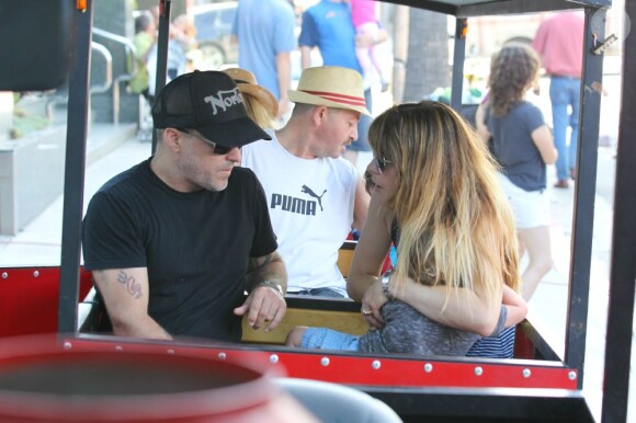 Selma Blair a passé la journée du dimanche 7 juillet 2013 avec son ex-compagnon Jason Bleick et leur fils Arthur, au Farmers Market de Studio City à Los Angeles. Au programme : tour en train, château gonflable et découverte des animaux de la ferme.