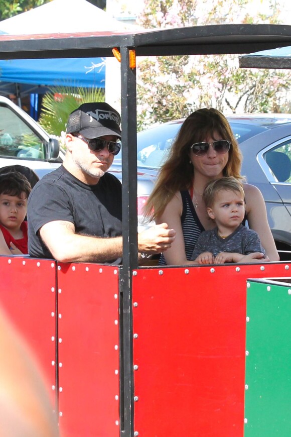 Selma Blair a passé la journée du dimanche 7 juillet 2013 avec son ex-compagnon Jason Bleick et leur fils Arthur, au Farmers Market de Studio City à Los Angeles. Au programme : tour en train, château gonflable et découverte des animaux de la ferme.
