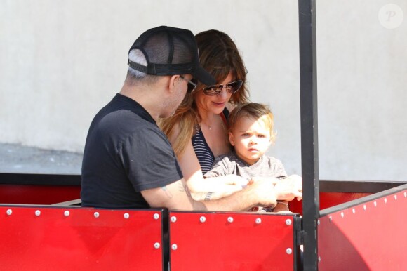 Selma Blair a passé la journée du dimanche 7 juillet 2013 avec son ex-compagnon Jason Bleick et leur fils Arthur, au Farmers Market de Studio City à Los Angeles. Au programme : tour en train, château gonflable et découverte des animaux de la ferme.