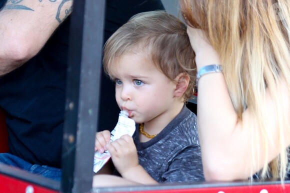 Selma Blair a passé la journée du dimanche 7 juillet 2013 avec son ex-compagnon Jason Bleick et leur fils Arthur, au Farmers Market de Studio City à Los Angeles. Au programme : tour en train, château gonflable et découverte des animaux de la ferme.