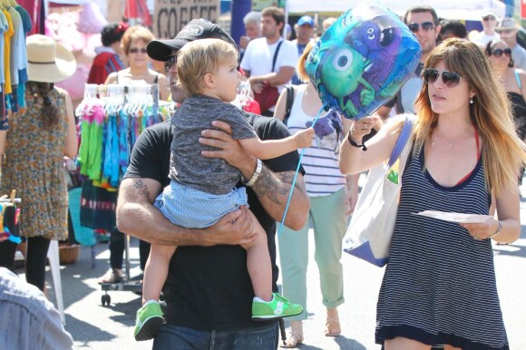 Selma Blair a passé la journée du dimanche 7 juillet 2013 avec son ex-compagnon Jason Bleick et leur fils Arthur, au Farmers Market de Studio City à Los Angeles. Au programme : tour en train, château gonflable et découverte des animaux de la ferme.