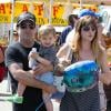 Selma Blair a passé la journée du dimanche 7 juillet 2013 avec son ex-compagnon Jason Bleick et leur fils Arthur, au Farmers Market de Studio City à Los Angeles. Au programme : tour en train, château gonflable et découverte des animaux de la ferme.