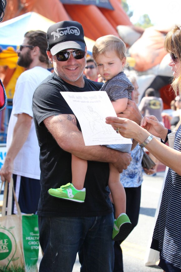 Selma Blair a passé la journée du dimanche 7 juillet 2013 avec son ex-compagnon Jason Bleick et leur fils Arthur, au Farmers Market de Studio City à Los Angeles. Au programme : tour en train, château gonflable et découverte des animaux de la ferme.
