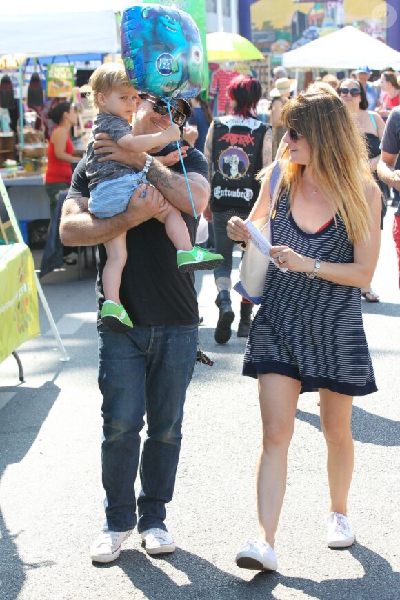 Selma Blair a passé la journée du dimanche 7 juillet 2013 avec son ex-compagnon Jason Bleick et leur fils Arthur, au Farmers Market de Studio City à Los Angeles. Au programme : tour en train, château gonflable et découverte des animaux de la ferme.