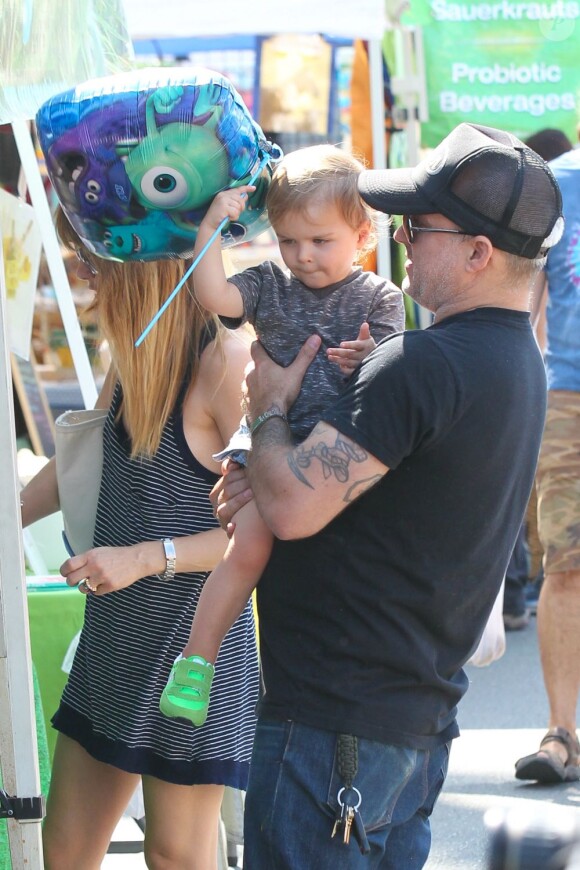 Selma Blair a passé la journée du dimanche 7 juillet 2013 avec son ex-compagnon Jason Bleick et leur fils Arthur, au Farmers Market de Studio City à Los Angeles. Au programme : tour en train, château gonflable et découverte des animaux de la ferme.
