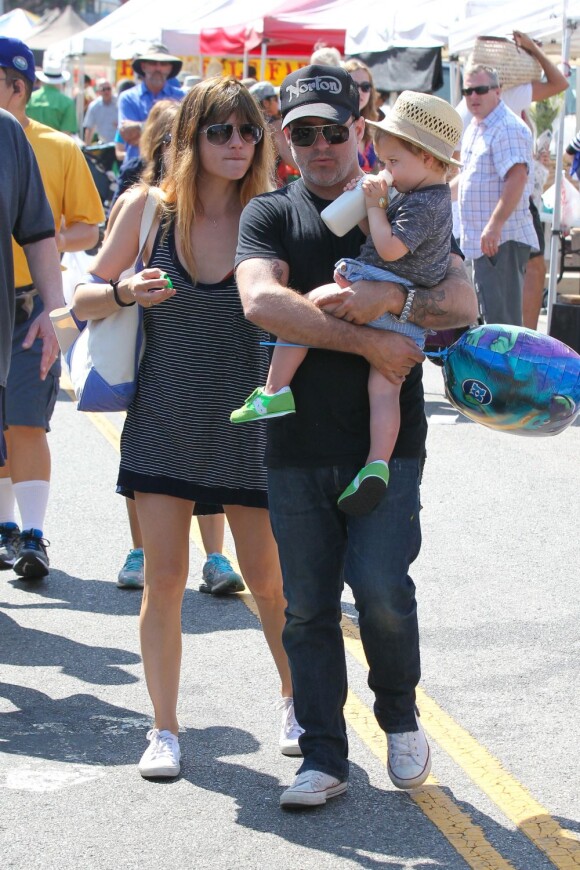 Selma Blair a passé la journée du dimanche 7 juillet 2013 avec son ex-compagnon Jason Bleick et leur fils Arthur, au Farmers Market de Studio City à Los Angeles. Au programme : tour en train, château gonflable et découverte des animaux de la ferme.