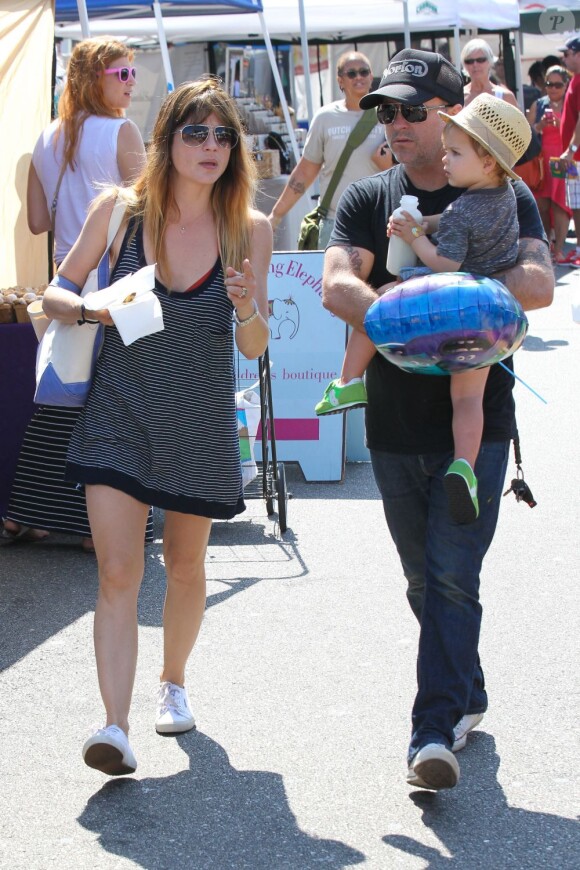 Selma Blair a passé la journée du dimanche 7 juillet 2013 avec son ex-compagnon Jason Bleick et leur fils Arthur, au Farmers Market de Studio City à Los Angeles. Au programme : tour en train, château gonflable et découverte des animaux de la ferme.