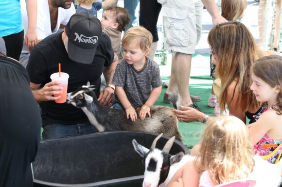 Selma Blair a passé la journée du dimanche 7 juillet 2013 avec son ex-compagnon Jason Bleick et leur fils Arthur, au Farmers Market de Studio City à Los Angeles. Au programme : tour en train, château gonflable et découverte des animaux de la ferme.