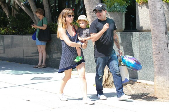 Selma Blair a passé la journée du dimanche 7 juillet 2013 avec son ex-compagnon Jason Bleick et leur fils Arthur, au Farmers Market de Studio City à Los Angeles. Au programme : tour en train, château gonflable et découverte des animaux de la ferme.