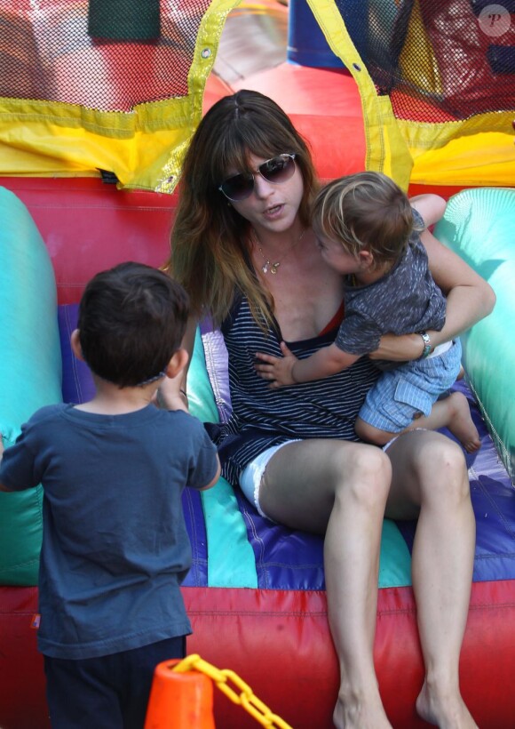 Selma Blair a passé la journée du dimanche 7 juillet 2013 avec son ex-compagnon Jason Bleick et leur fils Arthur, au Farmers Market de Studio City à Los Angeles. Au programme : tour en train, château gonflable et découverte des animaux de la ferme.