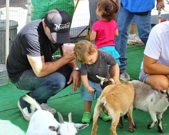 Selma Blair a passé la journée du dimanche 7 juillet 2013 avec son ex-compagnon Jason Bleick et leur fils Arthur, au Farmers Market de Studio City à Los Angeles. Au programme : tour en train, château gonflable et découverte des animaux de la ferme.