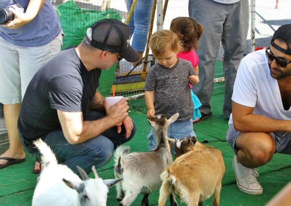 Selma Blair a passé la journée du dimanche 7 juillet 2013 avec son ex-compagnon Jason Bleick et leur fils Arthur, au Farmers Market de Studio City à Los Angeles. Au programme : tour en train, château gonflable et découverte des animaux de la ferme.